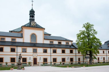 Çek Cumhuriyeti'nin 2013-2015'te yenilenen Kuks köyündeki Holy Trinity Kilisesi'nin avlusu