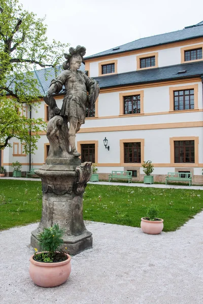 Petite Statue Guerrier Chrétien Matthias Braun 1731 Dans Cour Hôpital — Photo