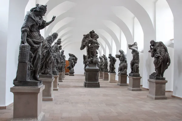 捷克共和国库克斯 2019年5月16日 在捷克共和国库克斯历史医院 石器收藏大厅 雕像描绘了恶习和美德 雕塑家马蒂亚斯 布劳恩在1712 1731年创作了这些雕塑 — 图库照片