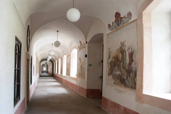 捷克共和国库克斯 2019年5月16日 2013 2015年装修后 库克斯历史医院走廊提供新修复的壁画周期死亡舞蹈 — 图库照片