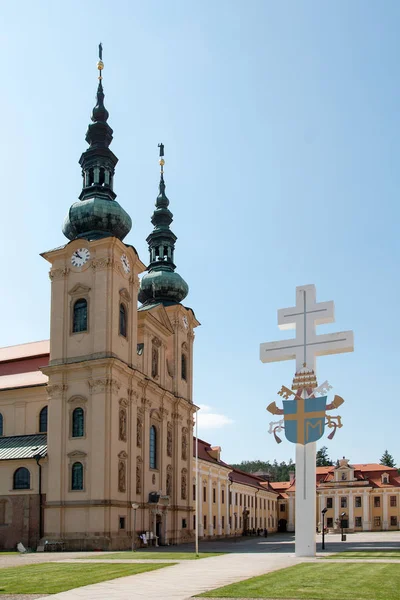 最も重要な巡礼教会チェコ共和国であるベレラードの聖マリアと聖シリルとメソディウスの仮定の聖母大聖堂の前に十字架上の腕の教皇コート — ストック写真