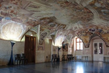 Velehrad, Çek Cumhuriyeti - Haziran 01, 2019: Güzel boyanmış tavanı olan Velehrad Manastırı 'nın salonlarından biri