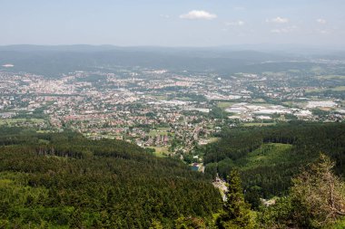Çek Cumhuriyeti 'nin Jested Dağı' ndan Liberec şehrine manzara