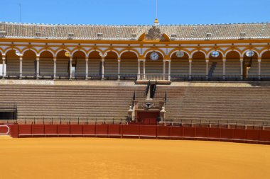 Seville İspanya Sarı kum kırmızı ile boğa güreşi ring içinde