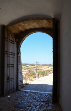 Sagres Portekiz Ağır Müstahkem Kapılar ile bir Taş Archway through Looking