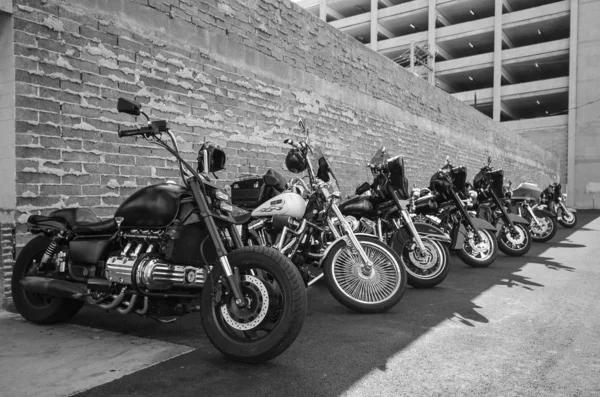 Motocicletas Alinhadas Contra Uma Parede Tijolos Las Vegas Preto Branco — Fotografia de Stock