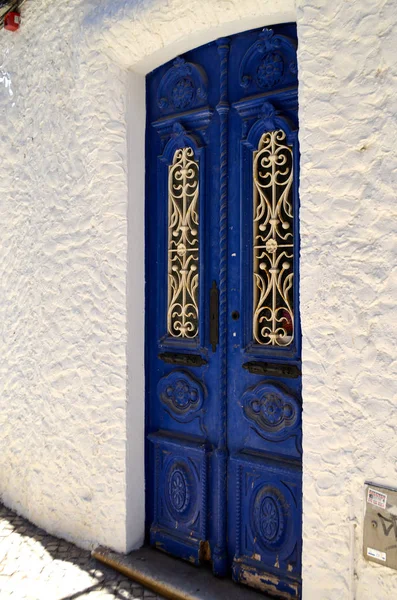 Porta Azul Ornamentada Grécia Uma Parede Texturizada Branca — Fotografia de Stock