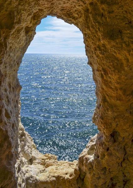 Вид Море Через Отверстие Известняковой Стене Пещеры Португалии — стоковое фото