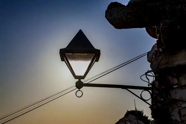 Vecchia lanterna in sole luce posteriore — Foto Stock