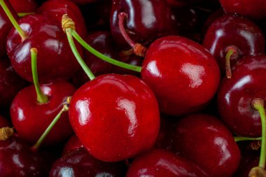 Stüdyo Makro Ayrıntılı Fotoğraf Yığının Üzerinde Taze Kirazlar