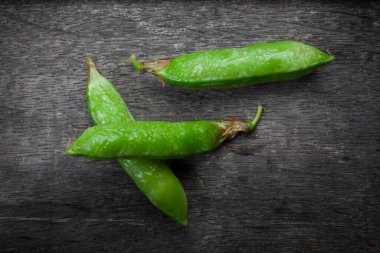 Stüdyo Çürümüş Ahşap Üzerine Üç Yeşil Fasulye Çekti