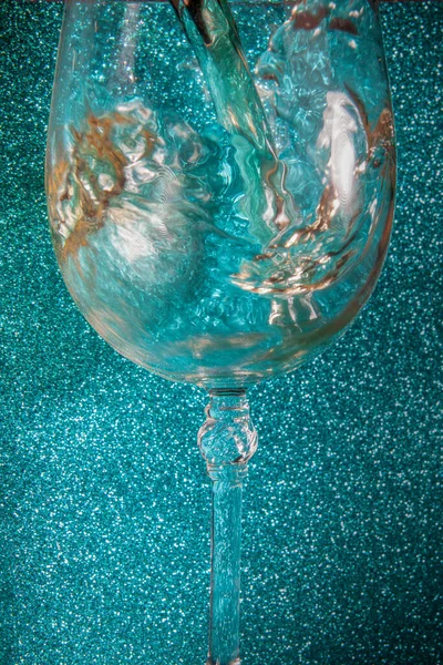 Makro Studioaufnahme Von Weißwein Der Blaues Licht Kristallglas Gegossen Wird — Stockfoto