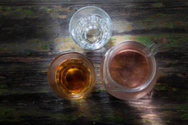  Bir Boş ve Bir Dolu Bardak Masada Kavanozlu İçki