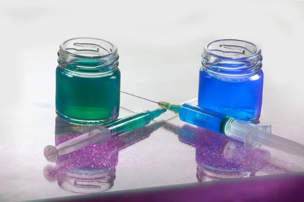 Closeup Photo Blue Green Liquid Glass Containers Two Syrings Infront — 스톡 사진