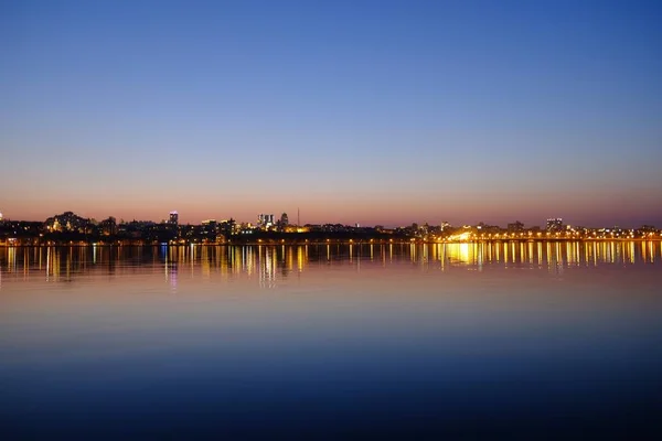 Cidade Fundo Água Noite — Fotografia de Stock