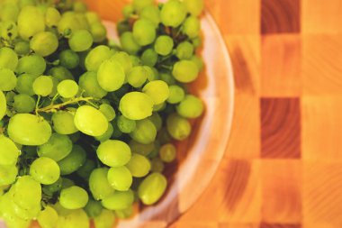 Ahşap kesme tahtası üzerinde yeşil üzüm