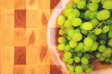 Ahşap kesme tahtası üzerinde yeşil üzüm