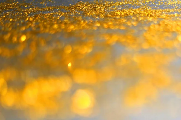 Brilho dourado brilho isolado no fundo preto — Fotografia de Stock