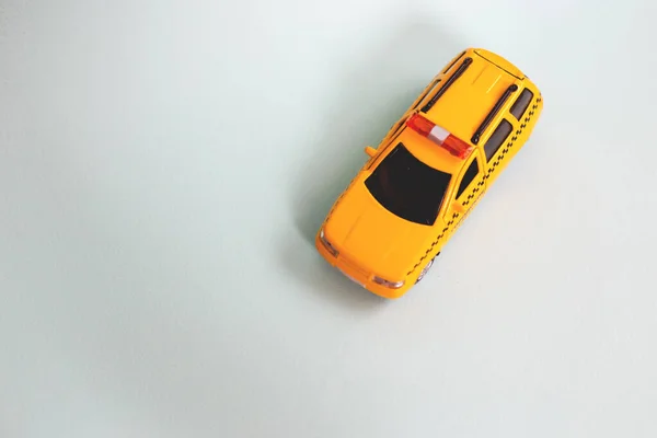 Sarı oyuncak taksi modeli. Fikir, sembol, şehir hizmeti ve teslimat kavramı. Uzayı kopyala Mobil çevrimiçi uygulama kavramı.