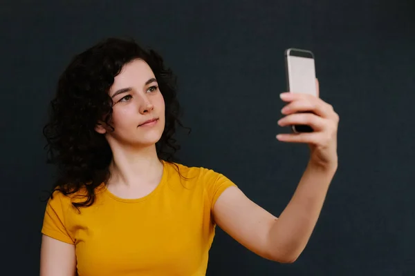 Retrato Chica Rizada Emocional Divertida Haciendo Selfie Sobre Fondo Gris —  Fotos de Stock