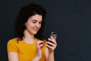 Gri arka planda komik duygusal kızın portresi. - Sürpriz. Üzgünsün. Neşe. Korku.