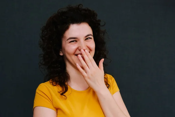 Retrato Chica Rizada Risueña Divertida Emotiva Sobre Fondo Gris Sorpresa —  Fotos de Stock