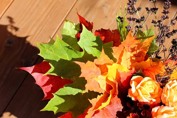 Sonbahar çiçek kompozisyon gül ve akçaağaç yaprakları