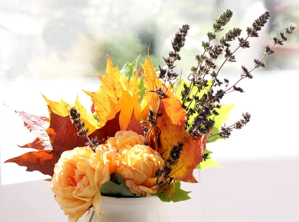 Sonbahar çiçek kompozisyon gül ve akçaağaç yaprakları