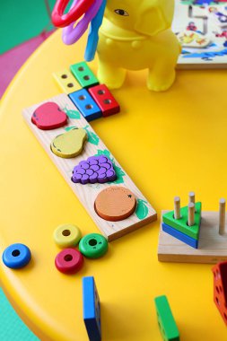 Çocuk ahşap sonunda plastik oyuncakları öğrenme becerileri için