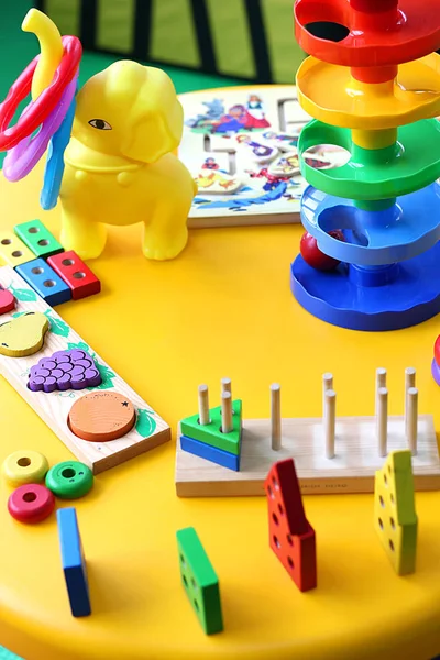 Дети деревянные конечные пластиковые игрушки для обучения навыкам — стоковое фото