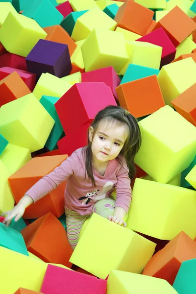 Baby im Kinderclub. Erholung im Kinderzentrum. Kind im Unterhaltungszentrum — Stockfoto