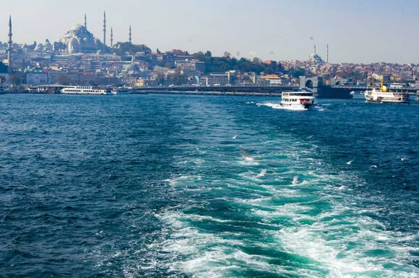 Vista de la parte histórica de Estambul desde Bósforo — Foto de Stock