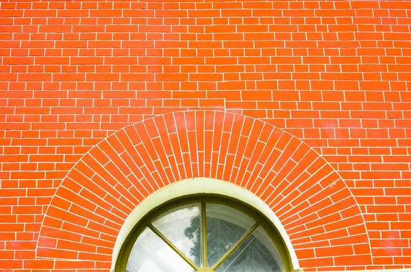 Petite fenêtre sur le mur de briques rouge . — Photo