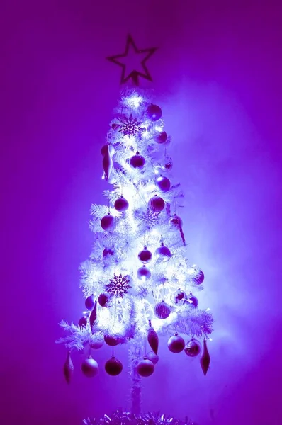 Kerstboom in ultraviolet neon licht — Stockfoto