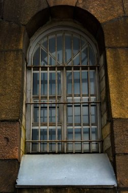 Izgaralı kasvetli pencere.