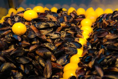 Baharatlı pilav ve limonla doldurulmuş midyeler..