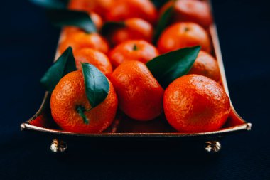 Bir kasede mandalina portakalı