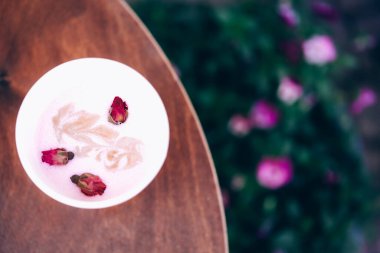 Vejetaryen hindistan cevizi sütlü gül latte..