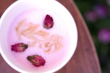 Vejetaryen hindistan cevizi sütlü gül latte..