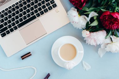 Kadınsı sabah kahve molası, üst manzara..