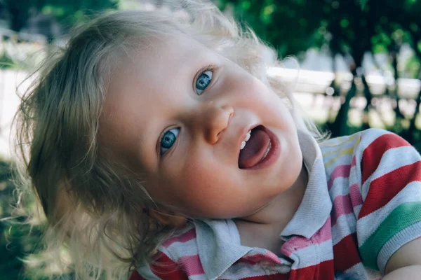 Gülümseyen şirin küçük mutlu çocuk