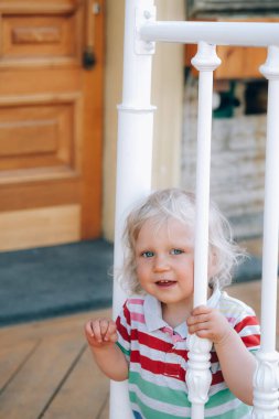 Sevimli küçük mutlu sarışın çocuk.