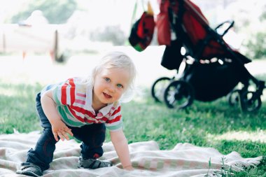 Çocuk yaz parkında ilk adımları atıyor.