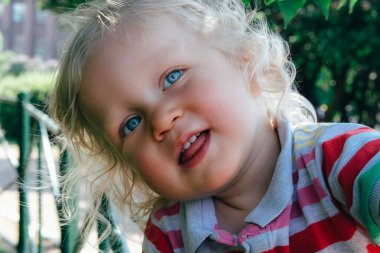 Gülümseyen şirin küçük mutlu çocuk