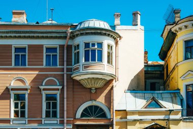 Pencereli klasik vintage bina cephesi.