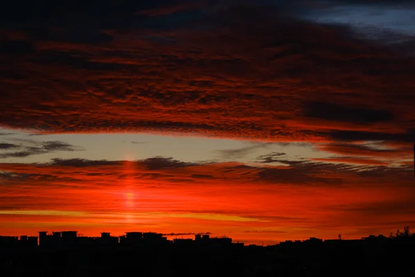 Coucher de soleil rouge magnifique ciel sur la ville — Photo