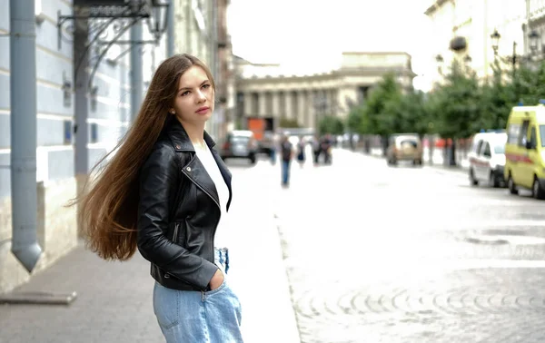 Молодая женщина ходит по улицам большого города. — стоковое фото