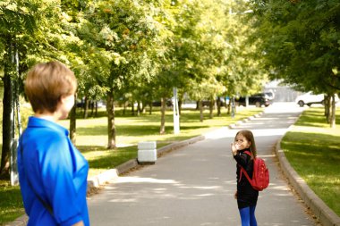 Okula dönelim. Anne çocuğunu uğurluyor..
