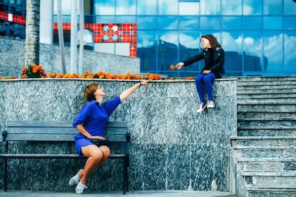 Glückliche Mutter und Tochter in urbaner Umgebung — Stockfoto