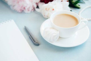 defter kalem ve kahve.